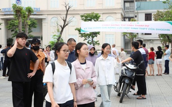 Học sinh lớp 12 'quay cuồng' với các kỳ thi riêng