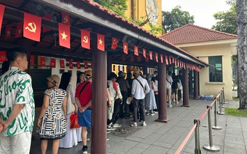 Nghỉ lễ Giỗ Tổ Hùng Vương, du khách tấp nập đến Hà Nội thăm quan