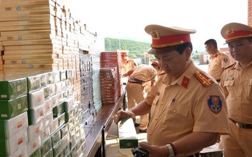 Bắt giữ xe khách chở hàng vạn bao thuốc lá nhập lậu, tài xế khai báo quanh co