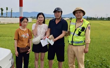 Cảnh sát giao thông Quảng Trị trao trả khoảng 200 triệu đồng cho người đánh rơi.