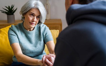 Về già mới hiểu, cha mẹ dành cả đời lo cho con thường dễ rơi vào 2 cảnh này