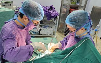 Nối liền cánh tay cho bé 4 tuổi ở Tuyên Quang gặp tai nạn với áo chống nắng