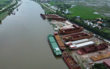 Ninh Bình: Toàn cảnh xưởng đóng tàu, vật liệu chất ngổn ngang cạnh sông Đáy ở xã Ý Yên trong mùa mưa bão