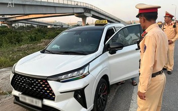 Lái xe bị phạt 13 triệu đồng khi chạy xe biển trắng thu 100.000 đồng của khách