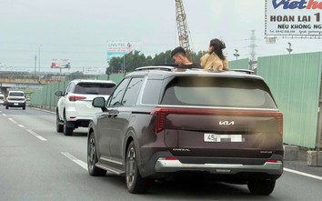 CSGT xử phạt nữ tài xế để 2 trẻ thò đầu qua cửa sổ trời trên cao tốc