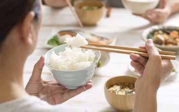 Sai lầm nhỏ sau khi ăn cơm, người phụ nữ nhập viện vì bị xoắn ruột, chuyên gia cảnh báo từ bỏ ngay sai lầm này