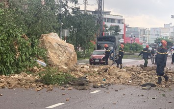 3 người đi xe máy chạy không kịp, khối đất đá núi Bà Hoả rơi trúng người