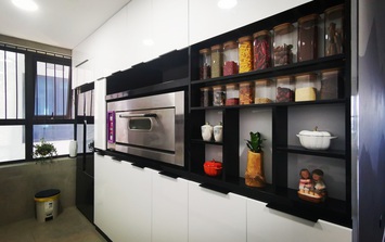 Căn bếp 13m² chứa "tỉ thứ đồ" bên trong nhờ thiết kế "hệ giấu kín" thông minh của mẹ đảm ở Hà Nội