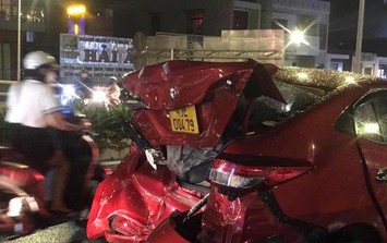 Ô tô khách tông hàng loạt xe máy, nhiều người bị thương