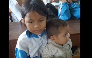 Cảm động cô bé lớp 4 đi học dẫn theo em trai 3 tuổi