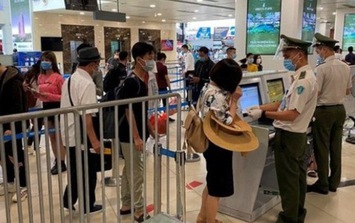 Hai nữ hành khách ngang nhiên trộm đồ tại sân bay