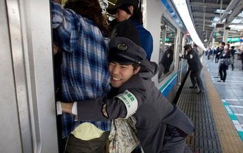 Nghề lạ nhất Nhật Bản: Nhồi nhét người lên tàu bất chấp việc bị coi là thô lỗ