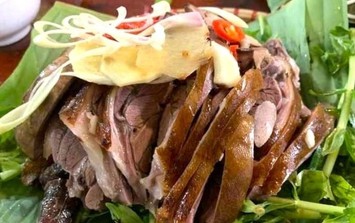 Ăn thịt chó bị đánh bả, 8 người phải nhập viện