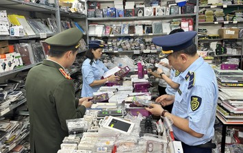 Thu hồi gần 2.000 linh kiện điện thoại không rõ nguồn gốc ở Nghệ An
