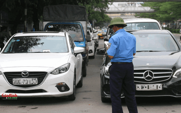 'Mùa' đăng kiểm ở Hà Nội, dòng phương tiện nối đuôi nhau xếp hàng từ sáng sớm