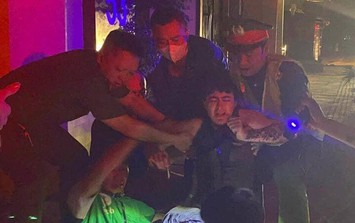 Giải cứu cô gái người Anh rơi xuống hố thi công cáp ngầm ở Hà Nội
