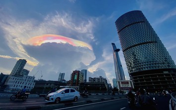 Chòm mây ngũ sắc tuyệt đẹp xuất hiện trên bầu trời TP.HCM đúng vào 'Ngày của mẹ', nhiều người thích thú chụp ảnh