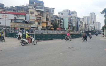 Hà Nội: Đường Kim Đồng ùn ứ giao thông vì rào chắn thi công hầm chui đường vành đai 2.5