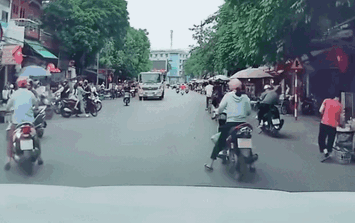 Video: Thót tim cảnh người phụ nữ đi xe máy bất ngờ trượt ngã đúng lúc xe tải đi tới