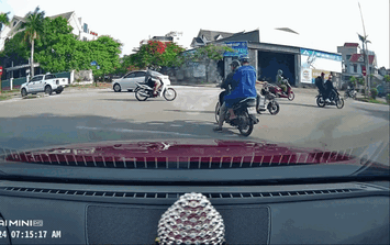 Video: Bất cẩn khi đi qua ngã tư, xe ô tô húc văng xe máy