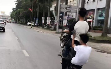 Bất chấp nguy hiểm, 2 thiếu niên 'bốc đầu' xe máy giữa  trung tâm thành phố Vinh