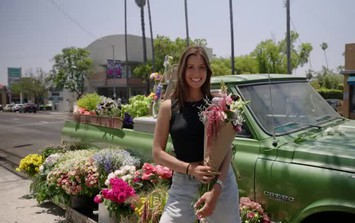 Cô gái xinh đẹp 24 tuổi bỏ việc đi bán hoa, kiếm được hơn 400 triệu đồng/tháng nhờ theo đuổi đam mê kỳ lạ