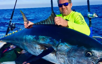 Người đàn ông câu được con cá "khổng lồ", giá hơn 50 tỷ đồng