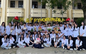 Dàn nam sinh 'bê tráp' tặng quà ngày 20/10 cho cô giáo và các bạn nữ gây 'sốt'