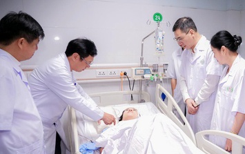 Tặng bằng khen của Bộ trưởng Bộ Y tế cho 1 tập thể, 4 điều dưỡng dũng cảm bảo vệ bệnh nhân trong vụ tấn công ở Nghệ An