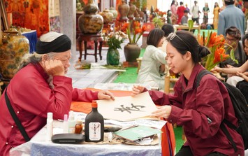 Du khách thích thú với trải nghiệm xin chữ, tự viết thư pháp tại Hội chợ Mùa Thu 2025