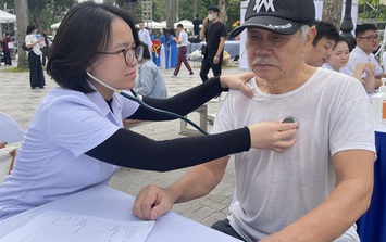 Người dân hào hứng tầm soát sức khỏe hưởng ứng Ngày Thế giới Phòng chống Đột quỵ