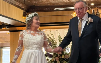 Kết hôn lần đầu ở tuổi 76, bà lão chứng minh 'không bao giờ là quá muộn để yêu'