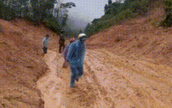 Thoát chết trong gang tấc khi quả đồi bất ngờ đổ ập xuống Quốc lộ 40B