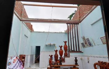 Kinh hoàng lốc xoáy càn quét lúc nửa đêm, hàng loạt nhà dân ở Đà Nẵng tốc mái, hư hỏng nặng