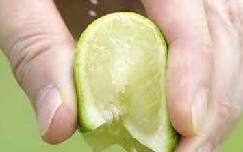 Chồng đột quỵ trong nhà vệ sinh, vợ nhanh tay vắt chanh vào miệng 'cầu may'