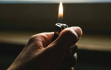 Say rượu nuốt bật lửa gas, 30 năm sau lấy khỏi dạ dày, bật lửa vẫn dùng tốt