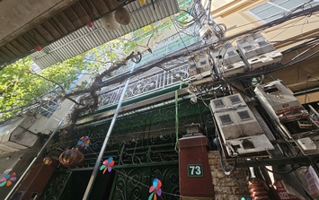 Hà Nội: Cháy nhà trong ngõ nhỏ, lực lượng chức năng  kéo vòi chữa cháy hàng trăm mét để dập lửa