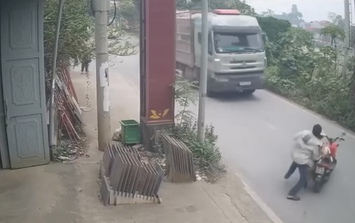 Tạm giữ người đàn ông đẩy CSGT vào đầu xe tải đang chạy