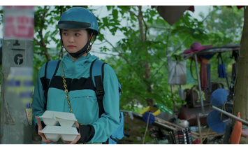 Cựu trưởng phòng, diễn viên múa cùng giấu nhau đi làm shipper