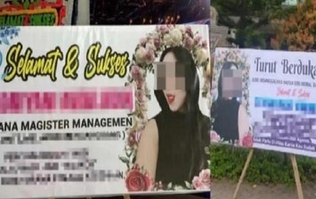 Người vợ đặt tấm biển 'tiểu tam' tại lễ tốt nghiệp gây xôn xao mạng xã hội