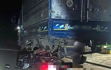 Xe máy 'kẹp 3' chạy tốc độ cao tông đuôi ô tô tải khiến cả ba người tử vong