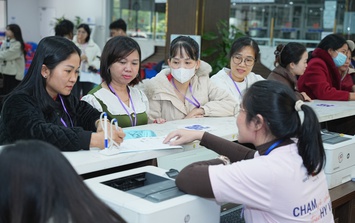 “Chạm sẻ chia, trao hy vọng 2025” trao hơn 2000 suất tầm soát ung thư và ‘gian hàng 0 đồng” cho phụ nữ yếu thế