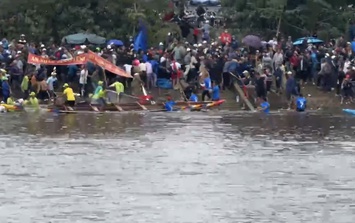 Clip nhóm người dùng mái chèo đánh nhau tại giải đua ghe ở Huế