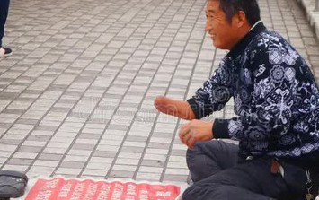 Bí mật của người đàn ông làm nghề ăn xin sống sung túc trong căn hộ đắt đỏ, con học trường quốc tế