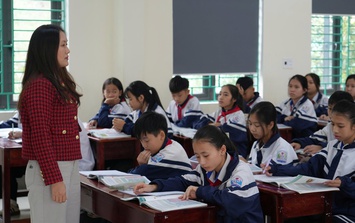 Giáo viên hợp đồng gần 20 năm đứng lớp, lương treo vì… chưa rõ ai trả