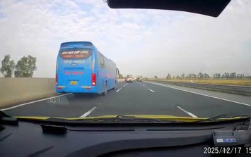 Tài xế xe khách bị xử lý vì đi vào làn cấm trên cao tốc Hà Nội - Hải Phòng