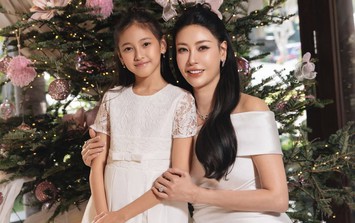 Hoa hậu Hà Kiều Anh và con gái Viann diện đồ sang chảnh  đón Giáng sinh