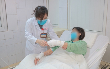 Người phụ nữ 47 tuổi ở Hà Nội bỏng nặng do sử dụng hóa chất thông bồn cầu phát nổ