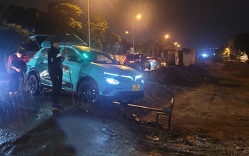 Xe ô tô gặp nạn khi đi qua dự án trọng điểm 370 tỷ của thành phố Hà Nội, người dân bức xúc