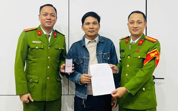 Tài khoản bất ngờ nhận số tiền lớn, người đàn ông đến bàn giao cho công an trong đêm 